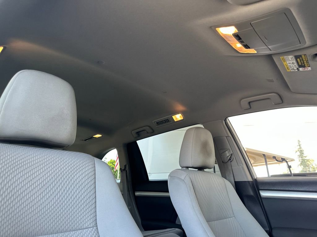 Used 2019 Toyota Highlander LE FWD image 17