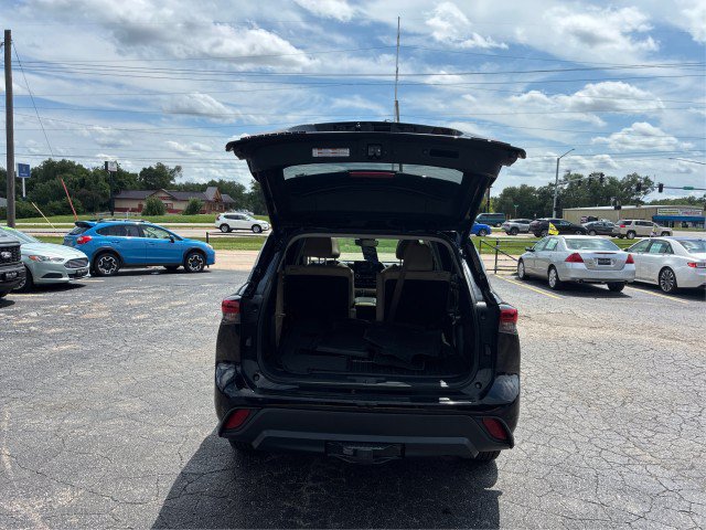 Used 2022 Toyota Highlander XLE AWD/4WD image 12