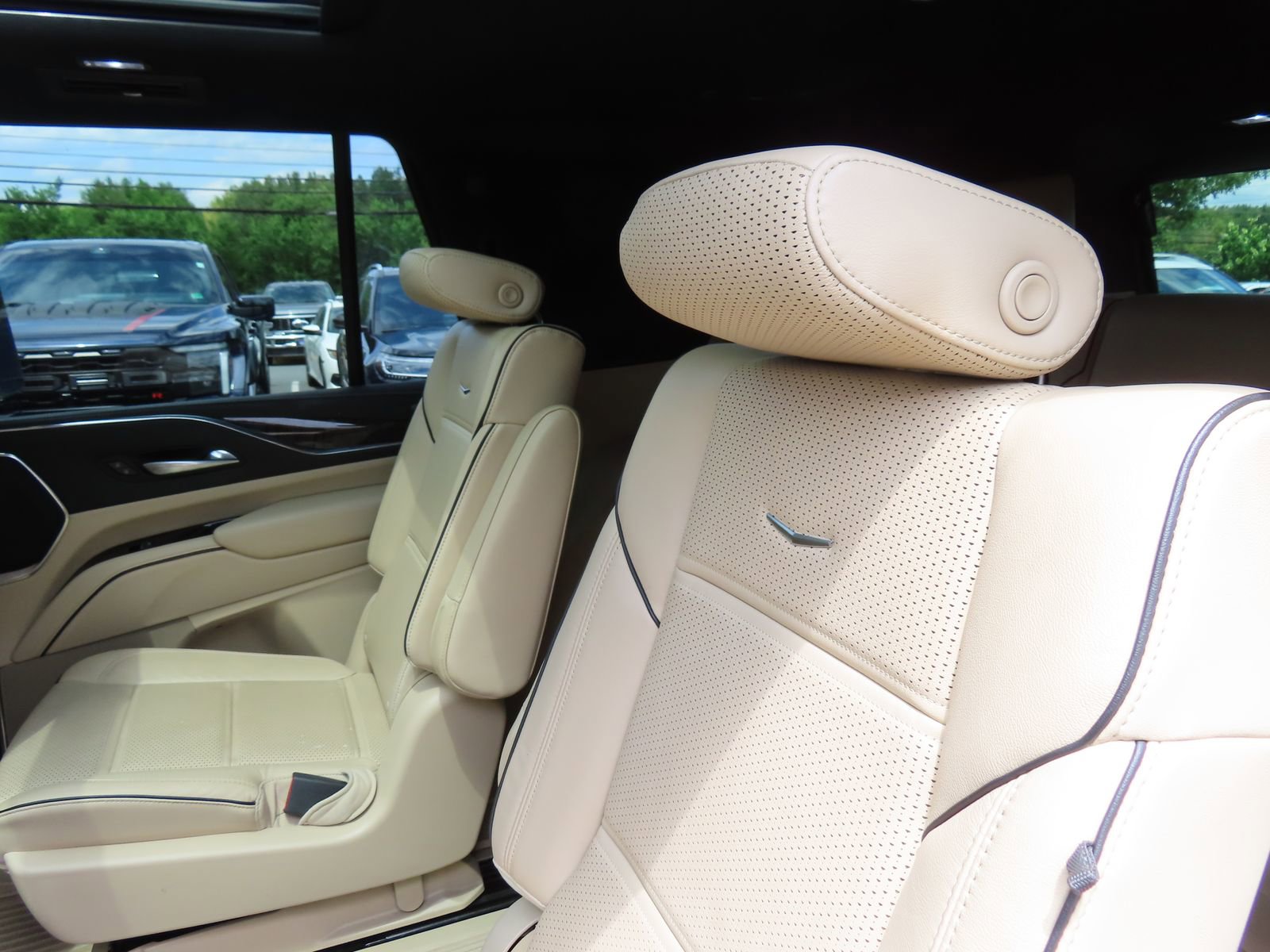 Used 2021 Cadillac Escalade Premium Luxury w/ Performance Package AWD/4WD image 33