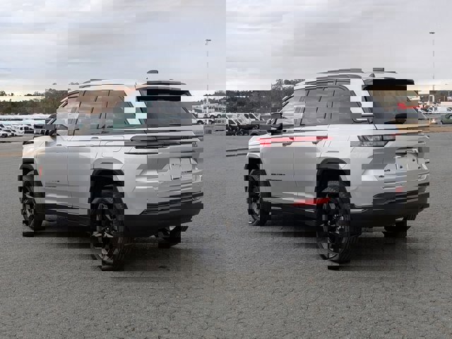 Used 2025 Jeep Grand Cherokee Limited w/ Black Appearance Package image 3