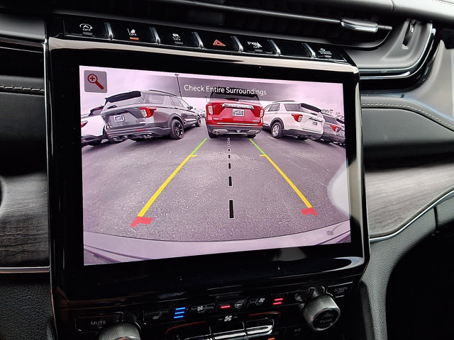 Used 2022 Jeep Grand Cherokee Overland w/ Luxury Tech Group IV AWD/4WD image 21