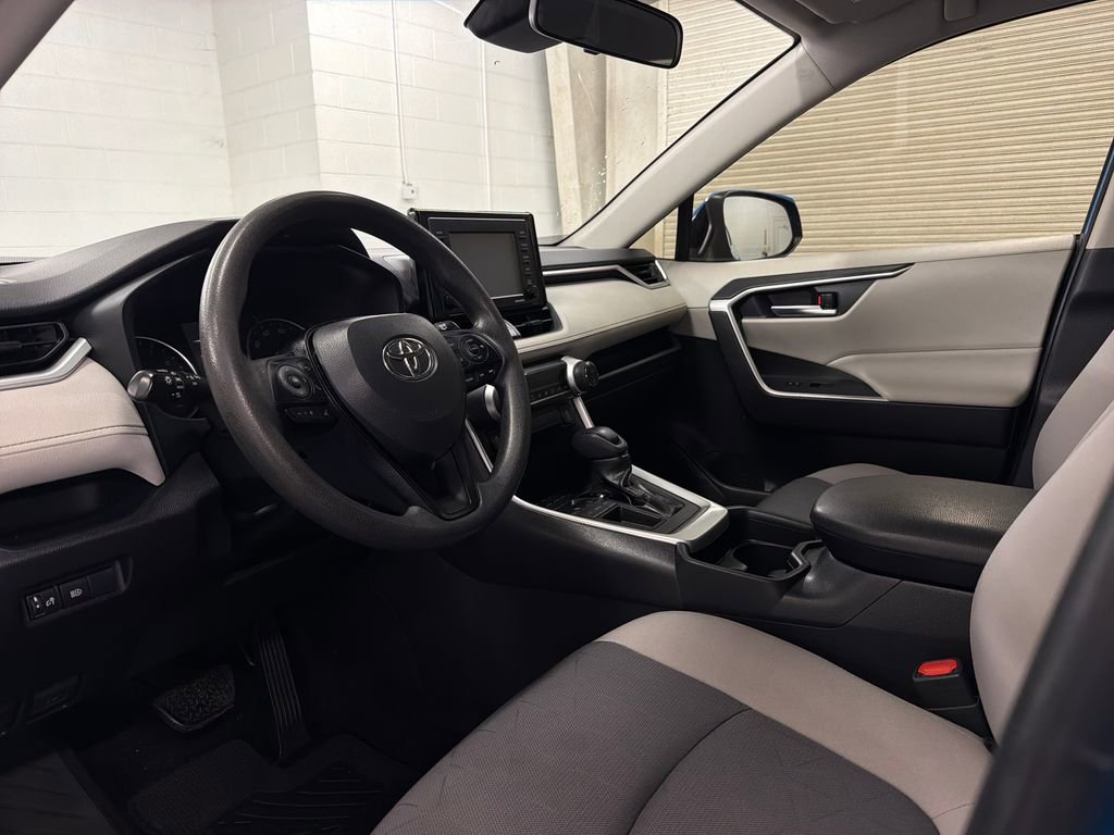 Used 2020 Toyota RAV4 XLE FWD image 6