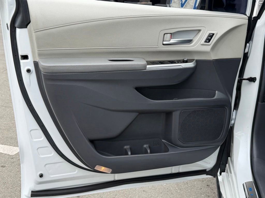 Used 2024 Toyota Sienna Limited FWD image 23