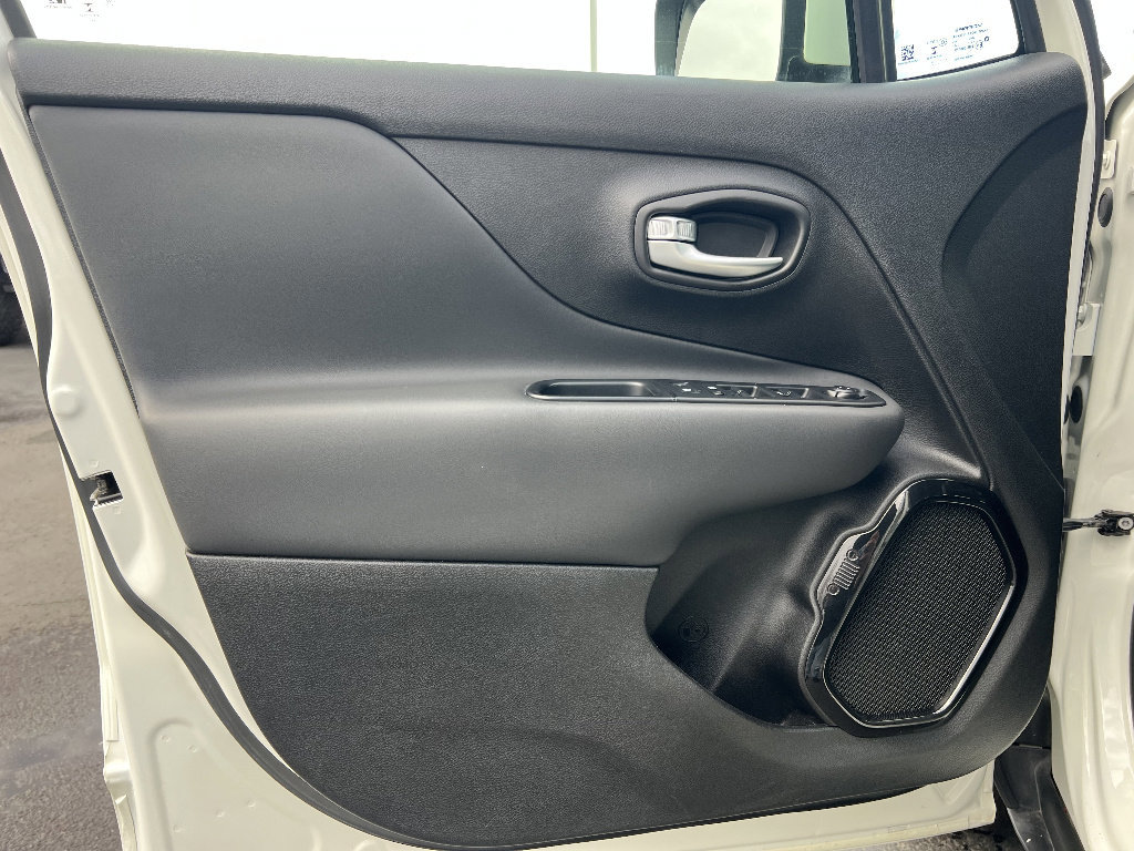 Used 2018 Jeep Renegade Altitude AWD/4WD image 14