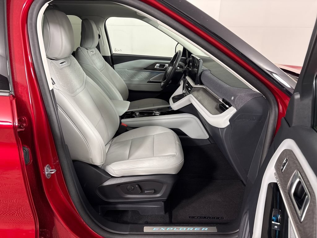 Certified 2025 Ford Explorer Platinum w/ Ultimate Package AWD/4WD image 4