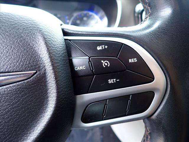 Used 2018 Chrysler Pacifica Touring-L FWD image 19
