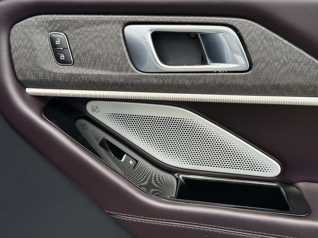 Certified 2025 Ford Explorer Platinum RWD image 18