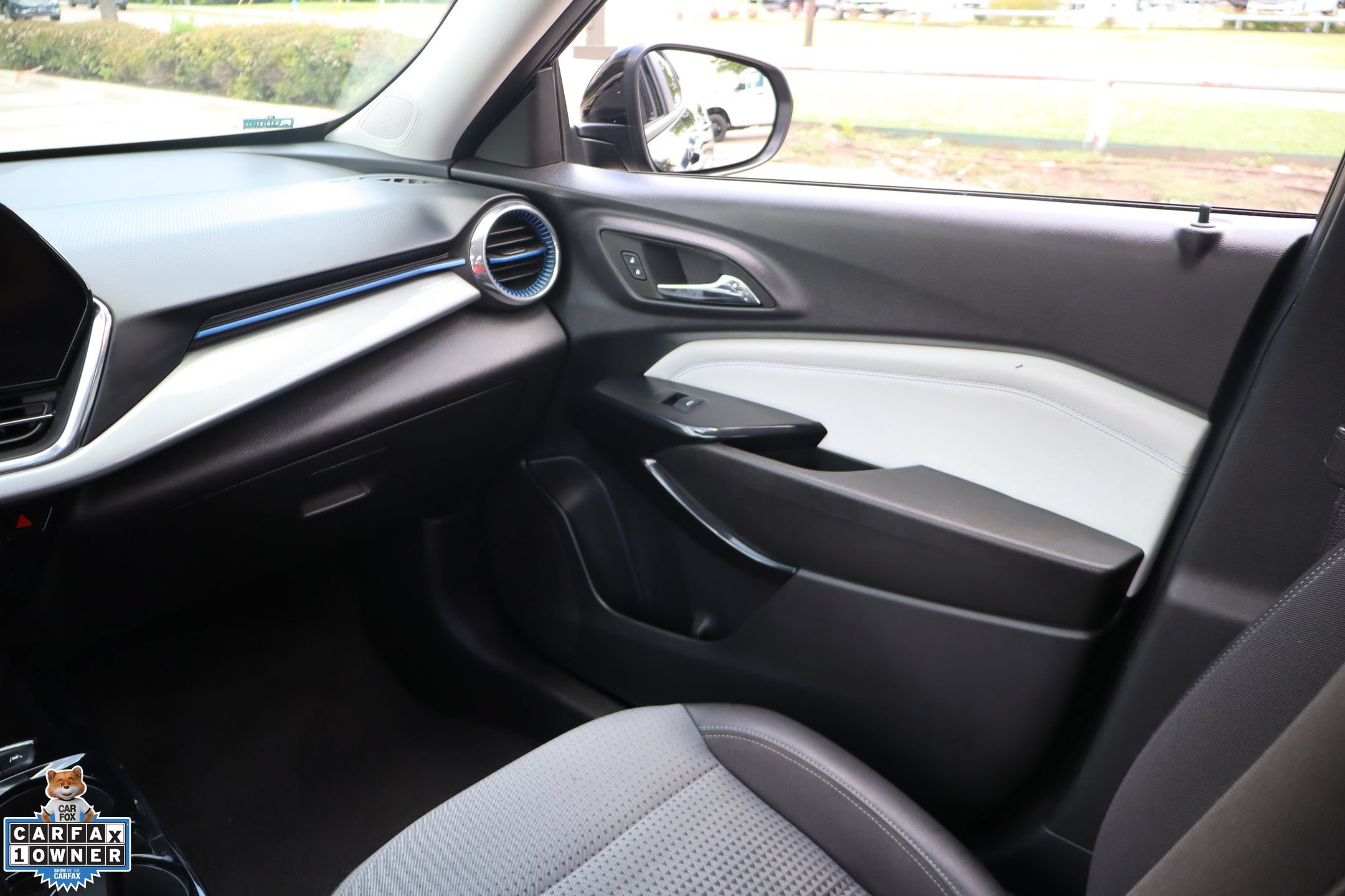 Used 2025 Chevrolet Trax LT w/ LT Convenience Package FWD image 24