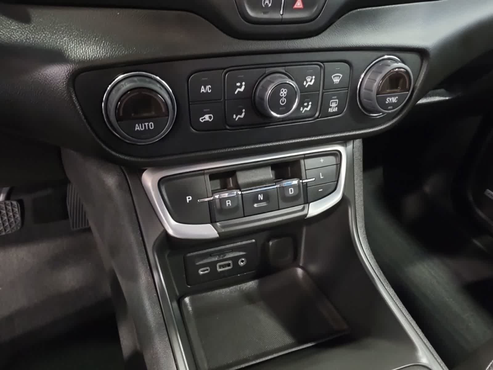 Used 2022 GMC Terrain SLT w/ Infotainment Package II AWD/4WD image 28