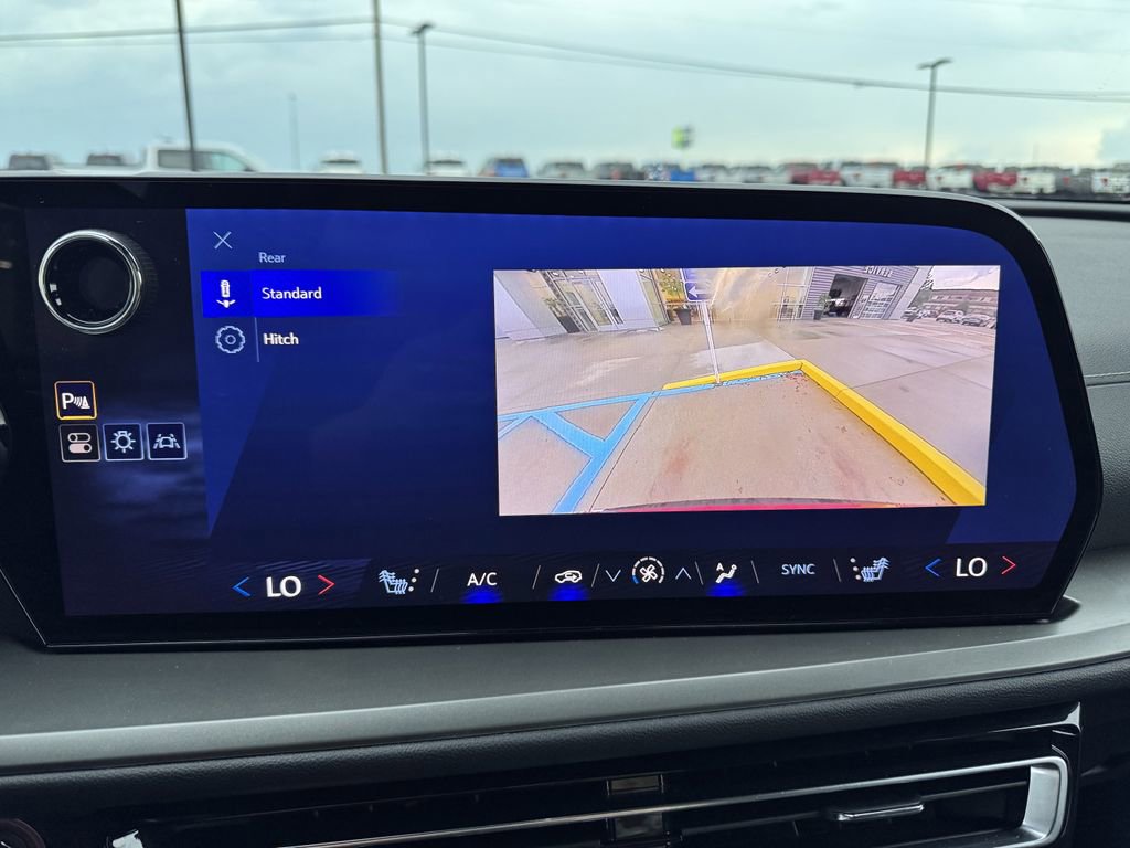 Used 2025 Chevrolet Traverse LT image 19