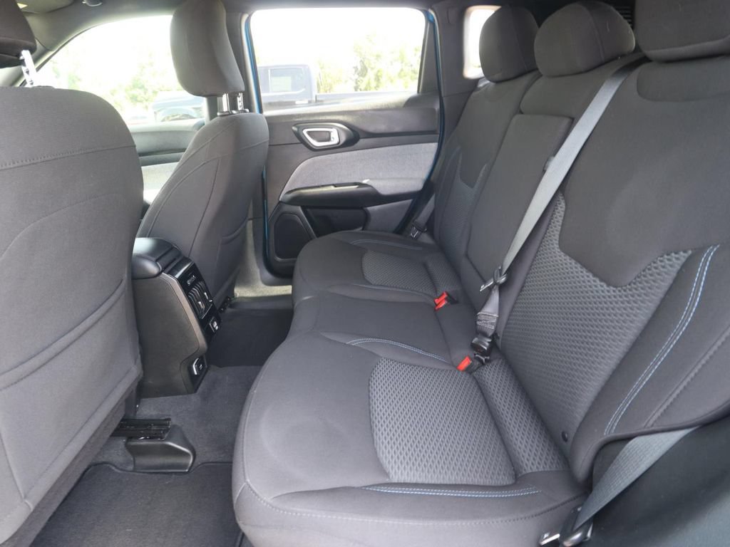 Used 2025 Jeep Compass Sport w/ Mopar Graphics Package AWD/4WD image 9