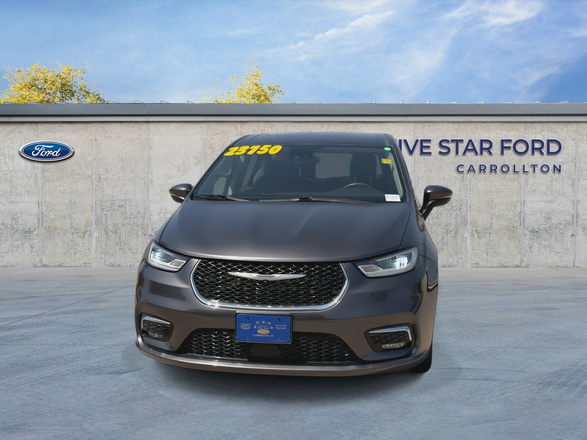 Used 2023 Chrysler Pacifica Touring-L FWD image 3