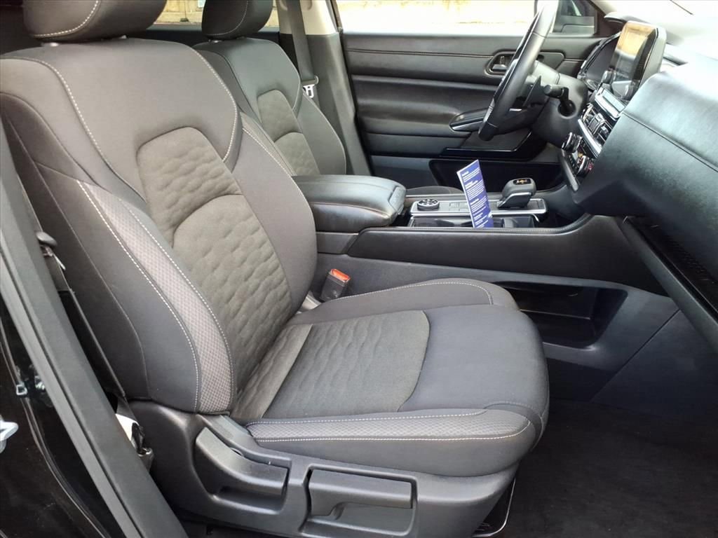 Used 2025 Nissan Pathfinder SV image 6