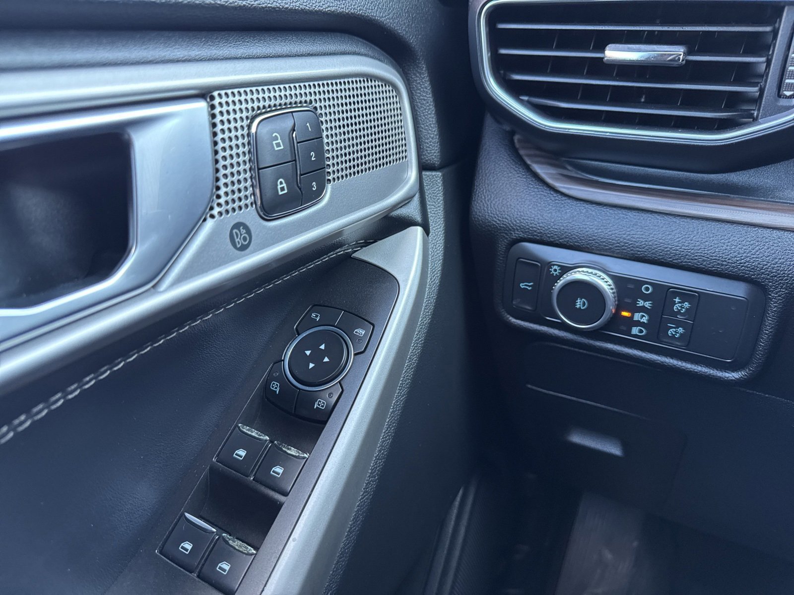 Certified 2022 Ford Explorer Limited w/ Equipment Group 301A image 26