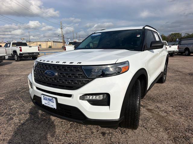 Certified 2021 Ford Explorer XLT w/ Equipment Group 202A AWD/4WD image 3