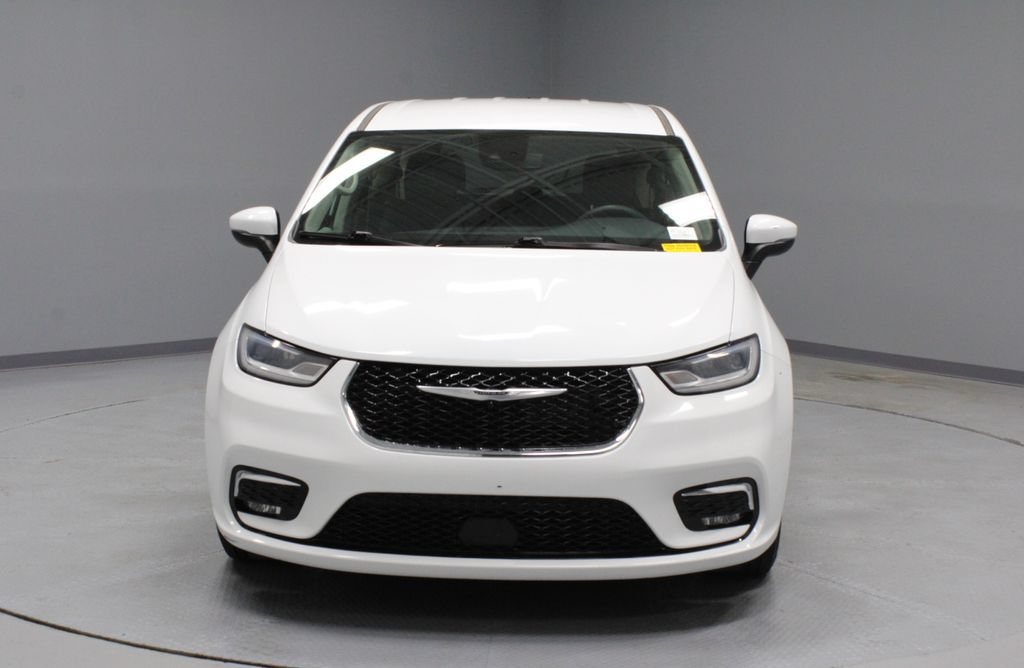 Used 2023 Chrysler Pacifica Touring-L FWD image 6
