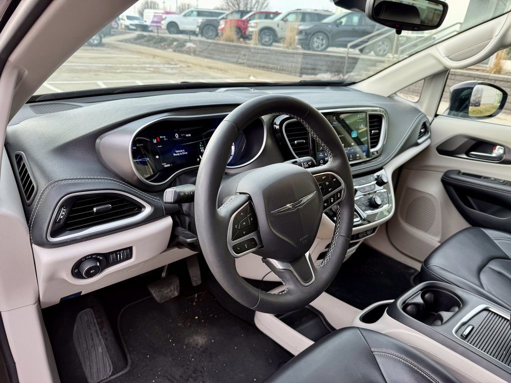 Used 2024 Chrysler Pacifica Select image 8