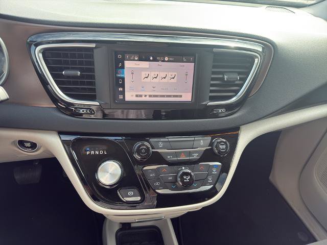 Used 2023 Chrysler Voyager LX FWD image 21