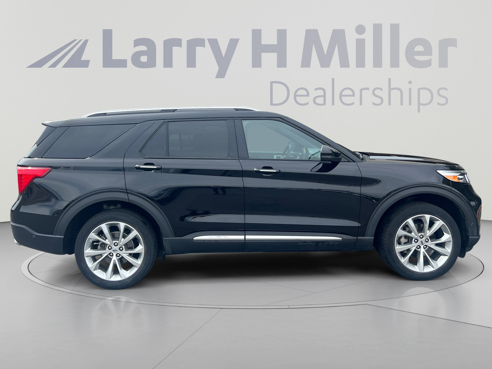 Certified 2023 Ford Explorer Platinum w/ Technology Package AWD/4WD image 6