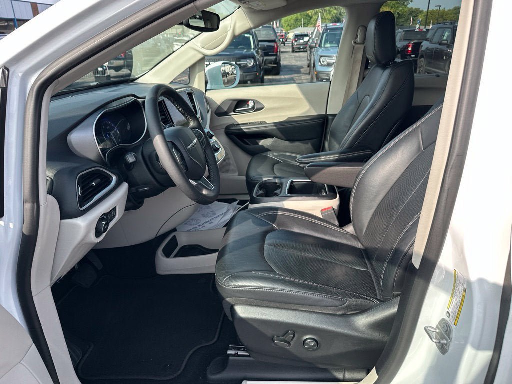 Used 2022 Chrysler Pacifica Touring-L FWD image 14