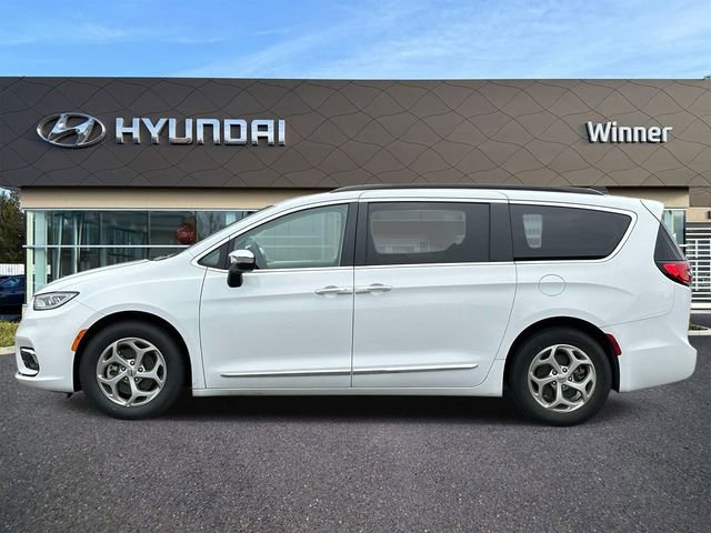 Used 2023 Chrysler Pacifica Limited FWD image 2