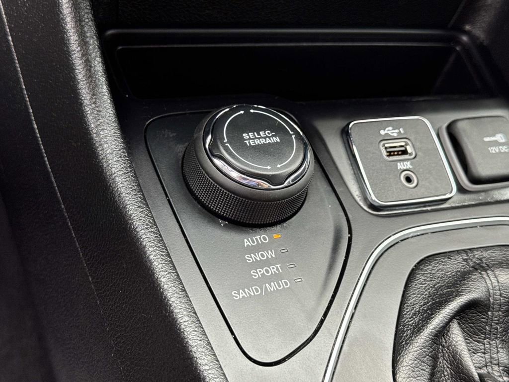 Used 2019 Jeep Cherokee Latitude w/ Popular Appearance Group image 15