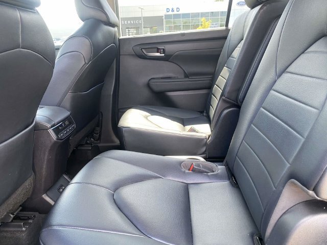 Used 2023 Toyota Highlander XLE FWD image 11