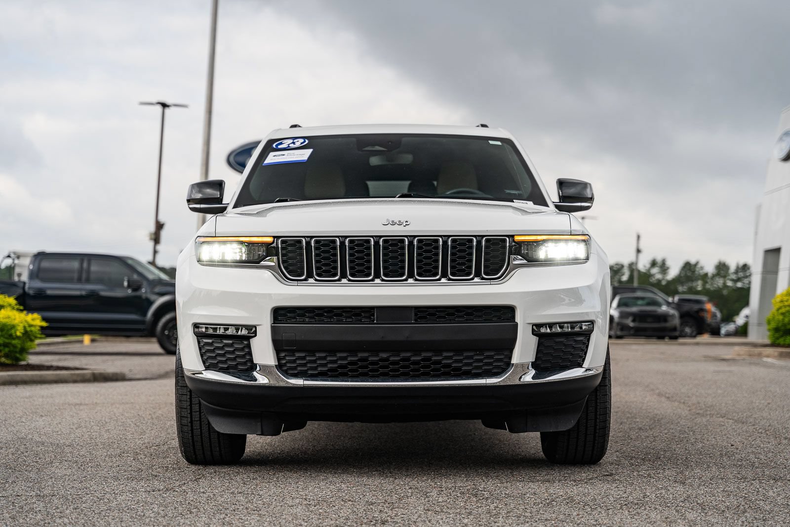 Used 2023 Jeep Grand Cherokee L Limited AWD/4WD image 2