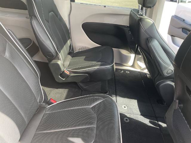 Used 2023 Chrysler Pacifica Limited AWD/4WD image 17