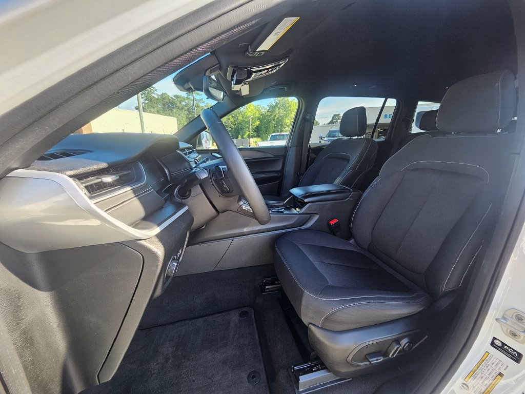 Used 2024 Jeep Grand Cherokee L Laredo RWD image 4
