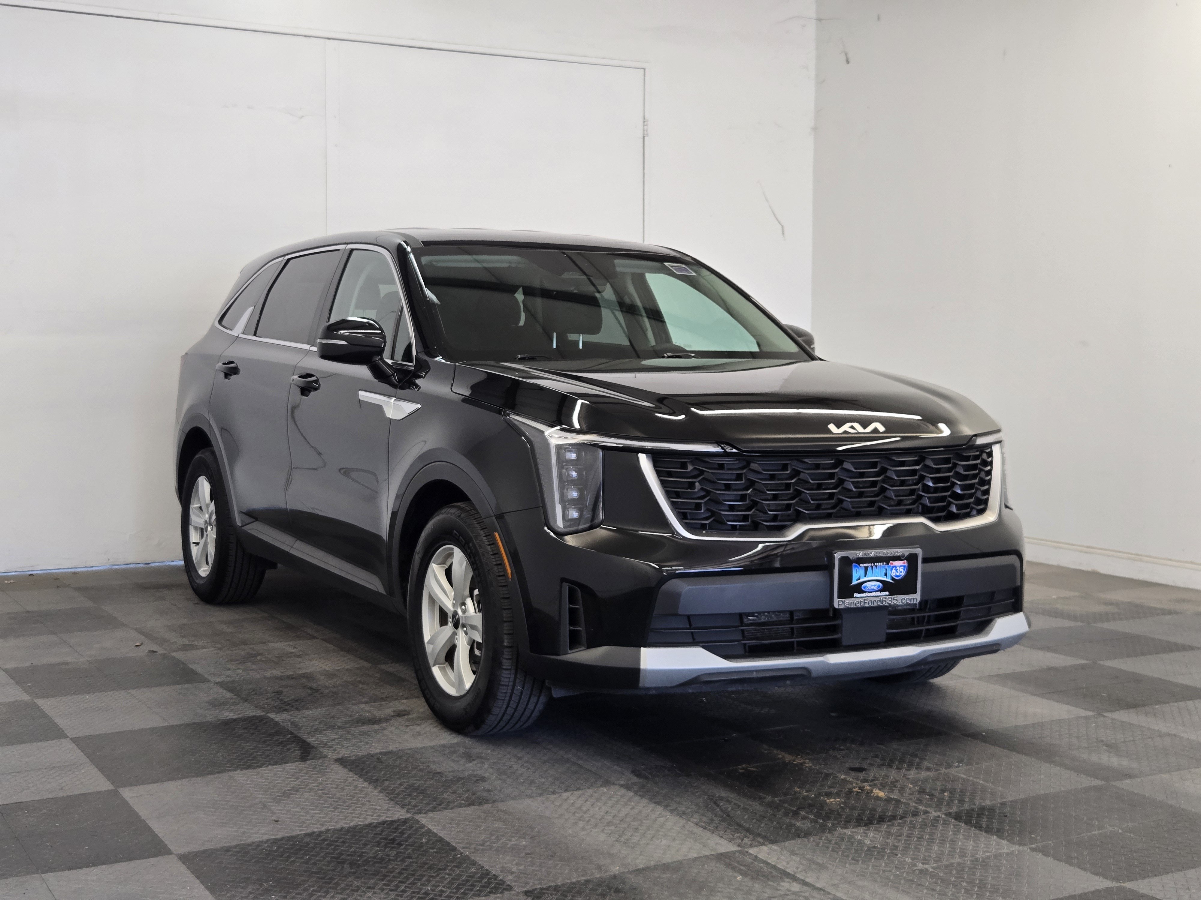 Used 2025 Kia Sorento LX FWD image 2