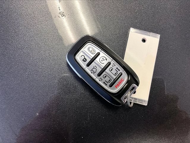 Used 2023 Chrysler Pacifica Touring-L FWD image 9