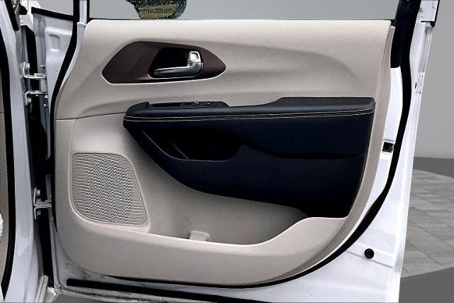 Used 2022 Chrysler Voyager LX image 25