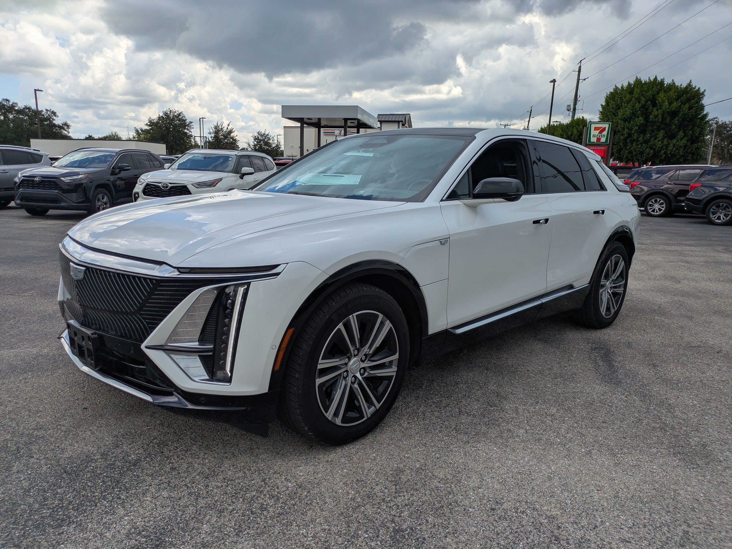 Used 2024 Cadillac Lyriq Luxury RWD image 8