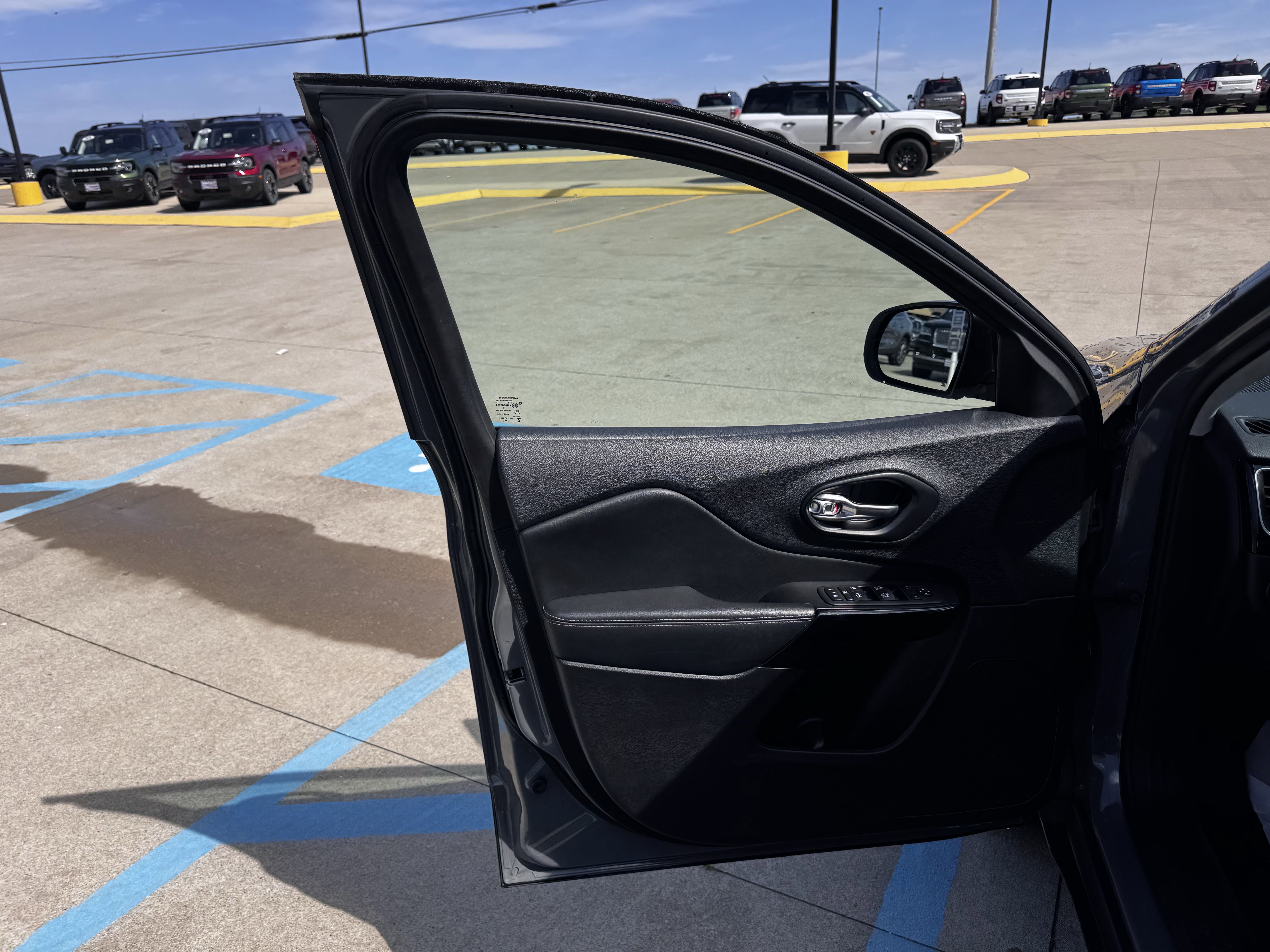 Used 2023 Jeep Cherokee Altitude Lux image 7