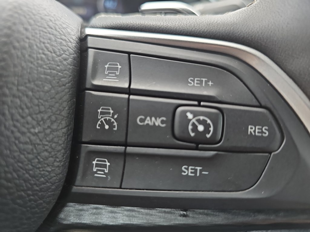 Used 2025 Jeep Grand Cherokee Altitude AWD/4WD image 18