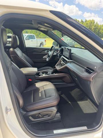 Certified 2025 Ford Explorer Platinum w/ LUX Leather Package AWD/4WD image 9
