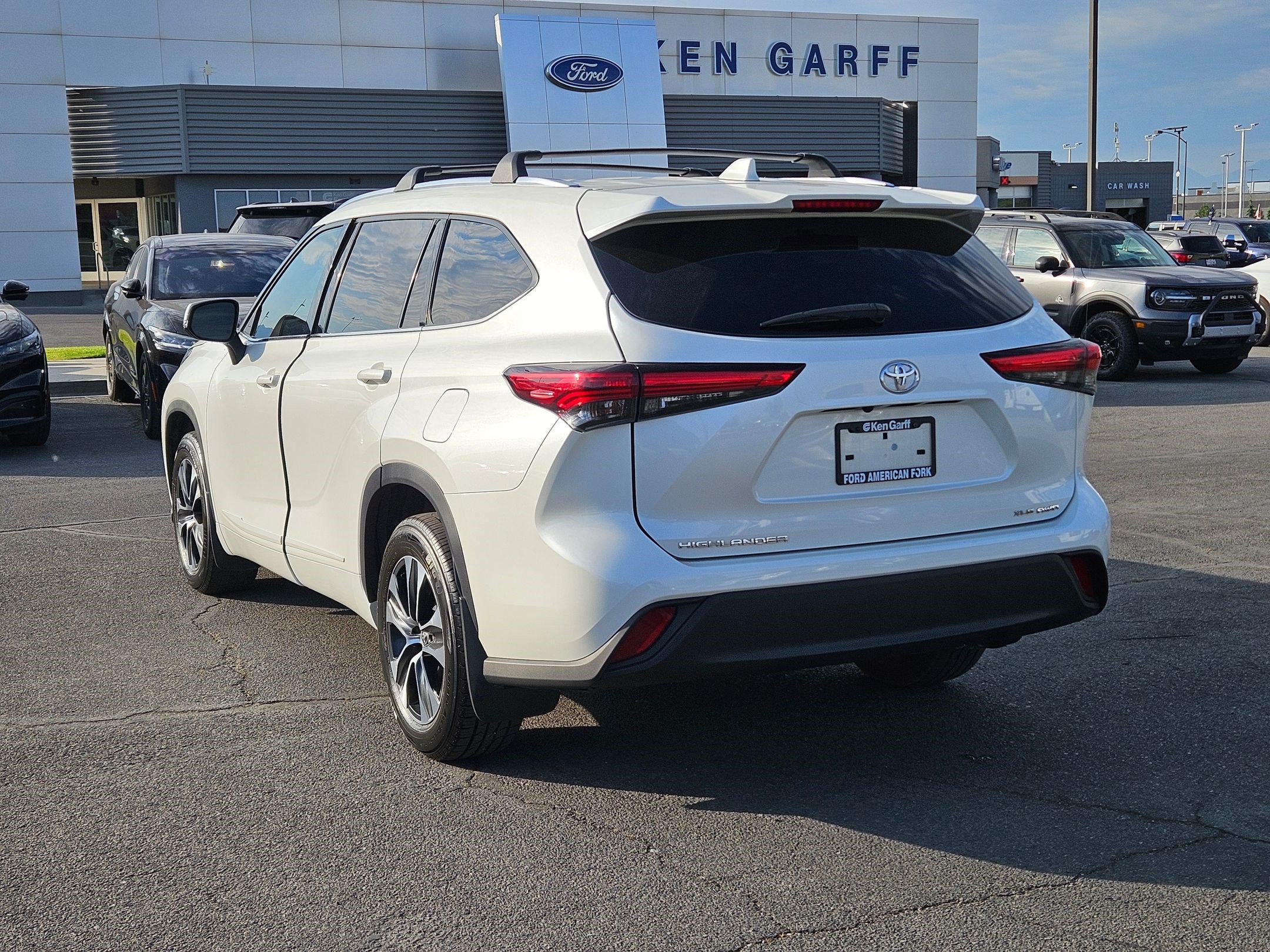 Used 2020 Toyota Highlander XLE AWD/4WD image 17