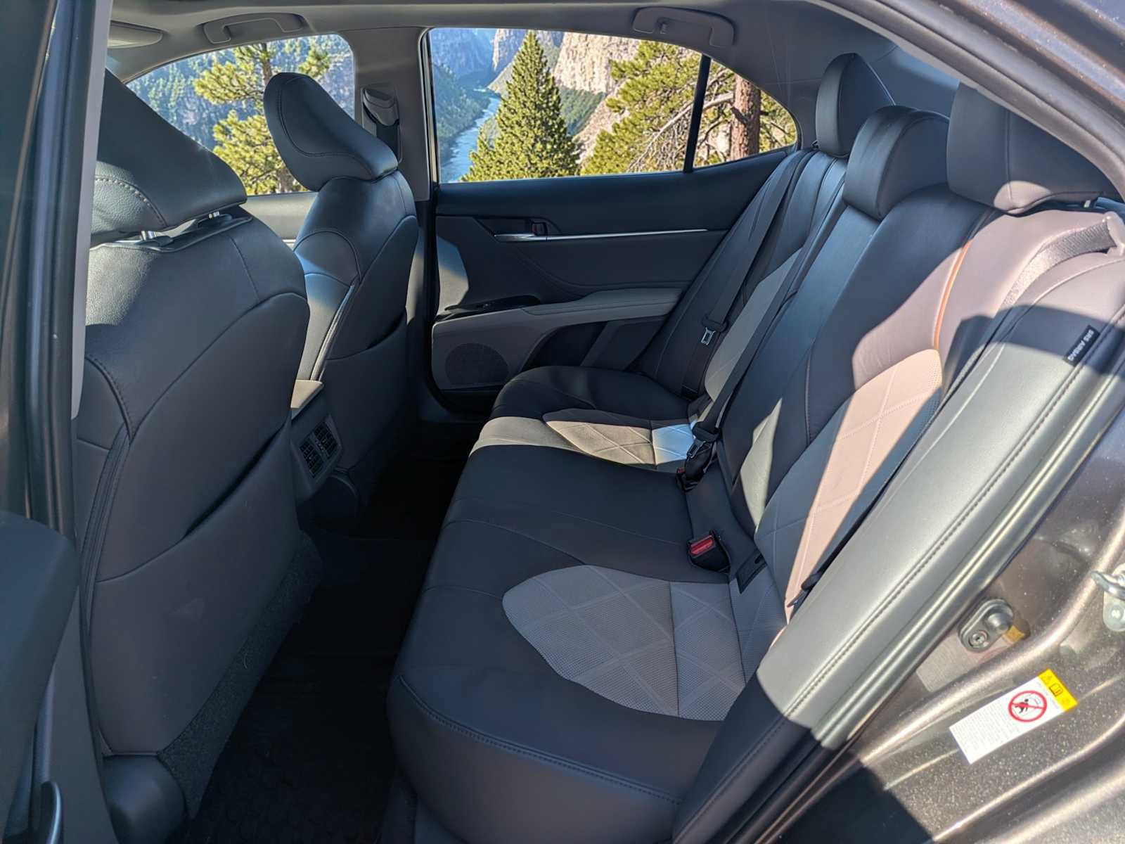 Used 2018 Toyota Camry XLE FWD image 15