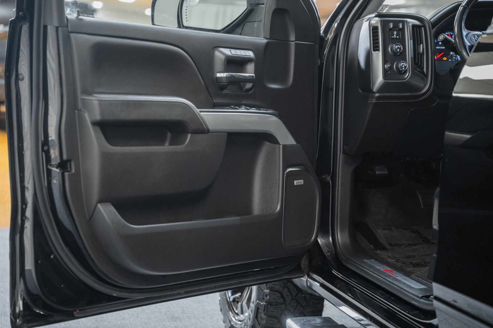 Used 2017 Chevrolet Silverado 1500 LTZ Z71 w/ LTZ Plus Package image 47