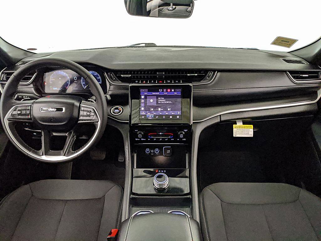 Used 2025 Jeep Grand Cherokee Laredo X image 7