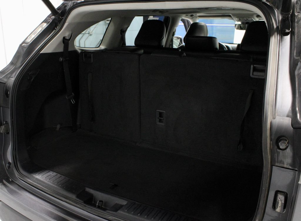 Used 2023 Toyota Highlander AWD image 14