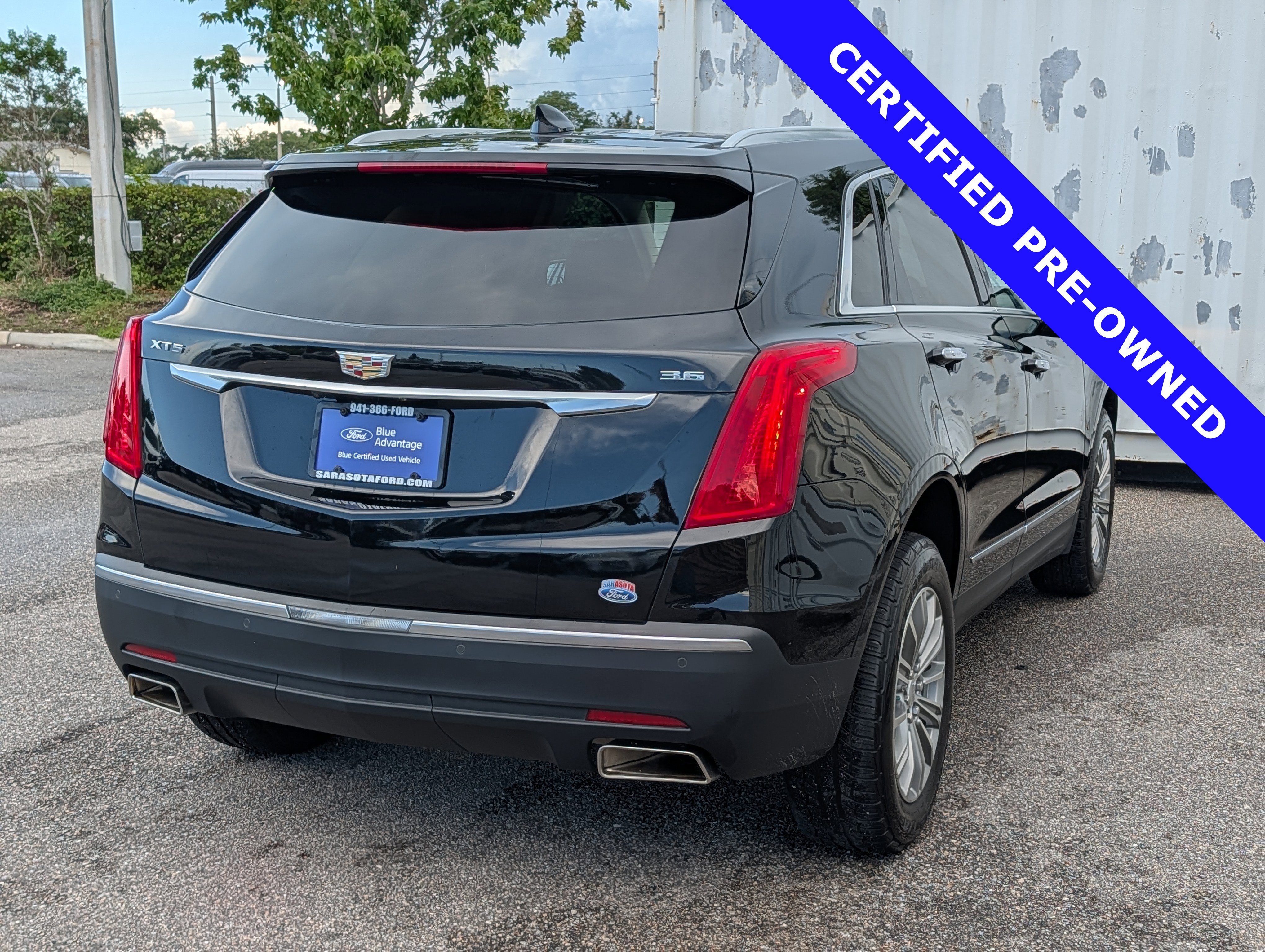 Used 2017 Cadillac XT5 Luxury w/ Driver Awareness Package FWD image 4