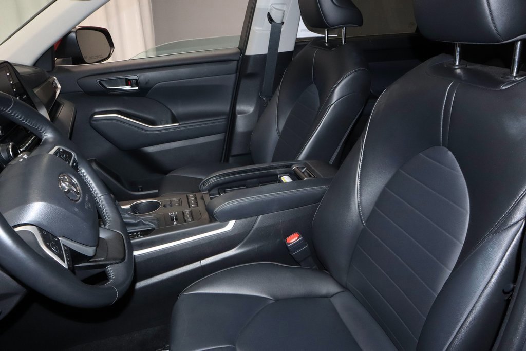 Used 2022 Toyota Highlander XLE image 25