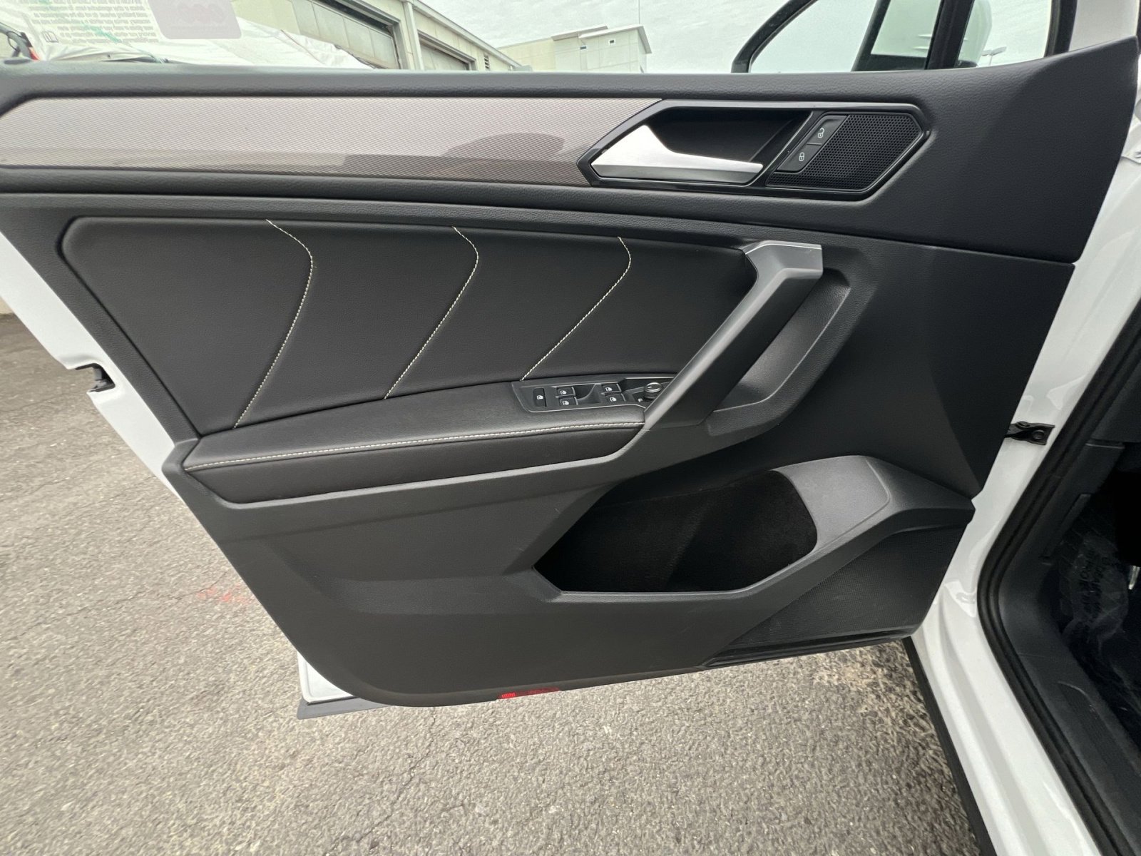 Used 2022 Volkswagen Tiguan SE image 15