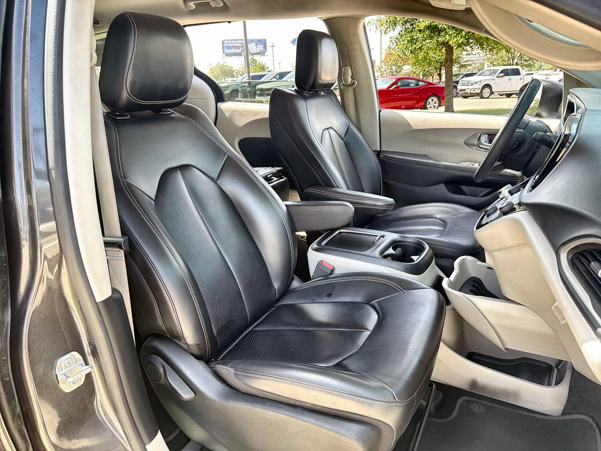 Used 2023 Chrysler Pacifica Touring-L FWD image 24