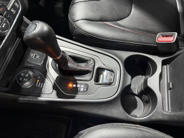 Used 2019 Jeep Cherokee Trailhawk AWD/4WD image 27