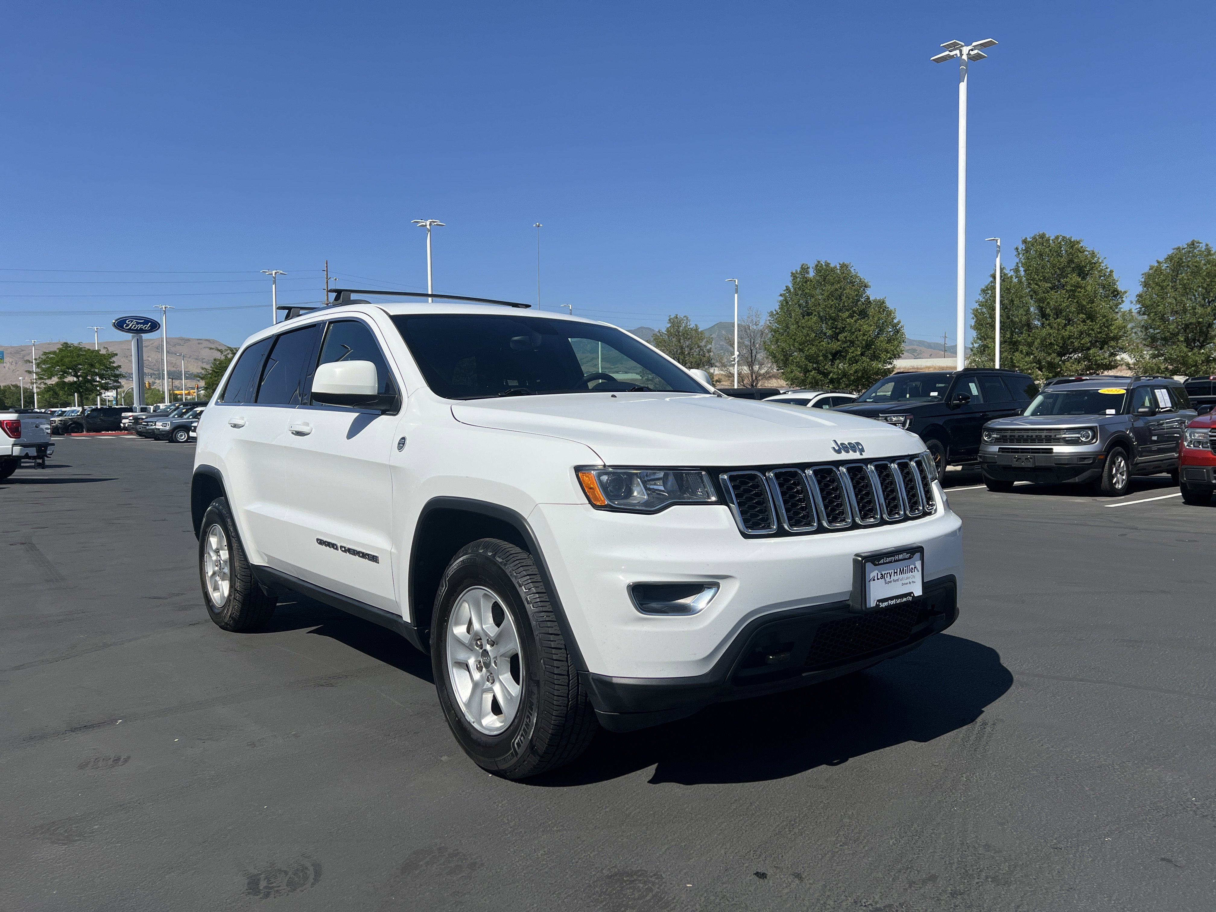 Used 2017 Jeep Grand Cherokee Laredo w/ Quick Order Package 23E AWD/4WD image 7