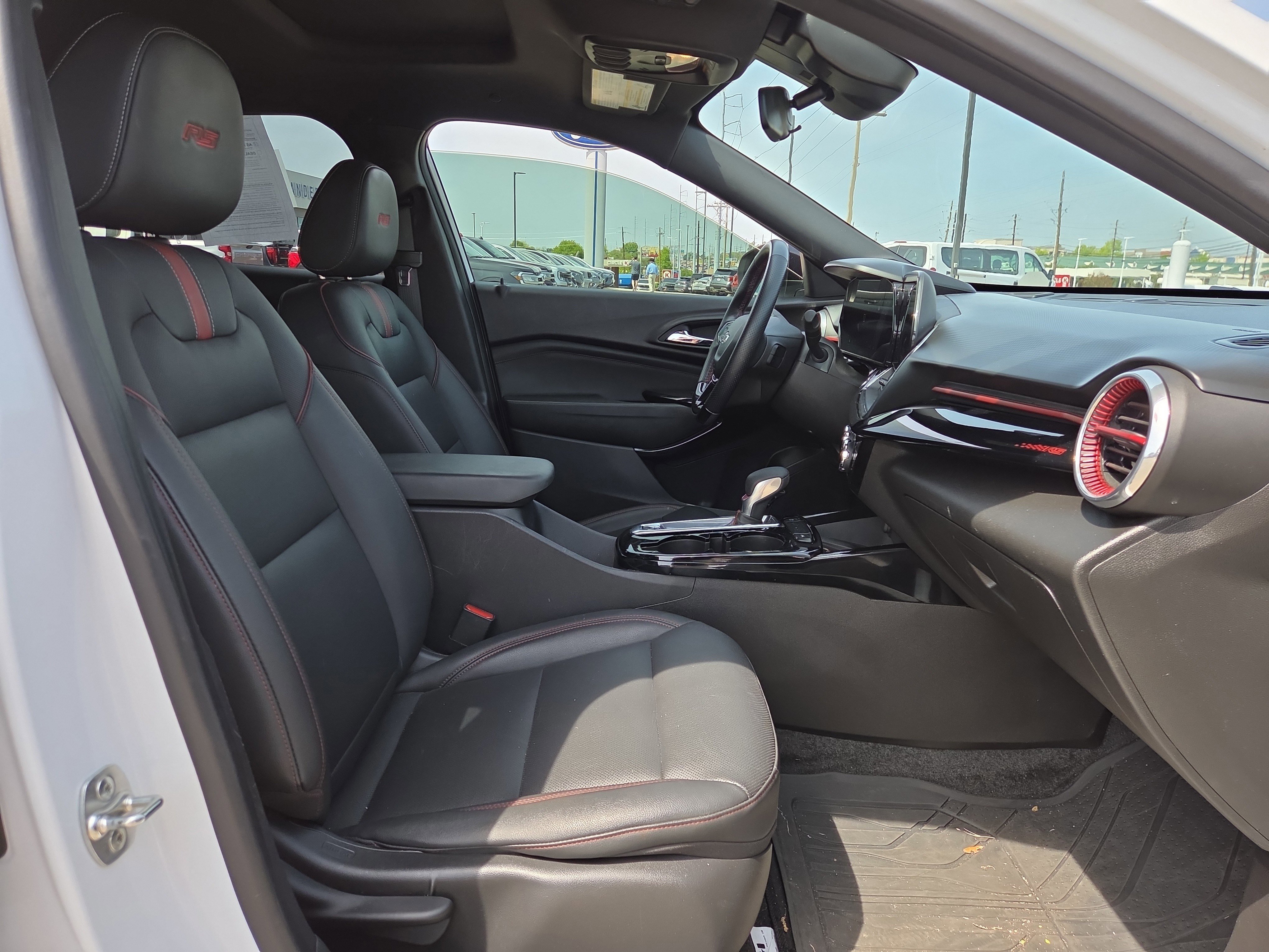 Used 2024 Chevrolet Trax RS w/ Sunroof Package FWD image 15