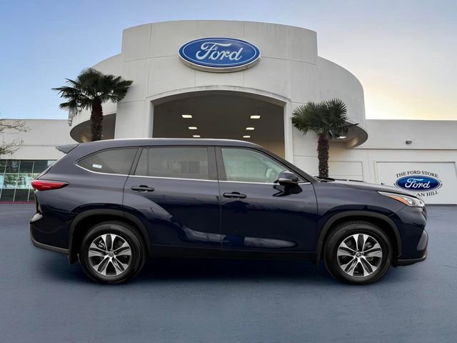 Used 2020 Toyota Highlander XLE image 2